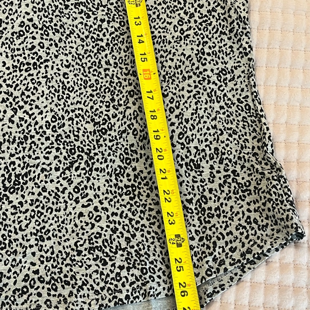Old Navy Gray Leopard Print Short Sleeve Tee - Picture 5 of 5